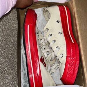 Red and White converse comme Des garçons